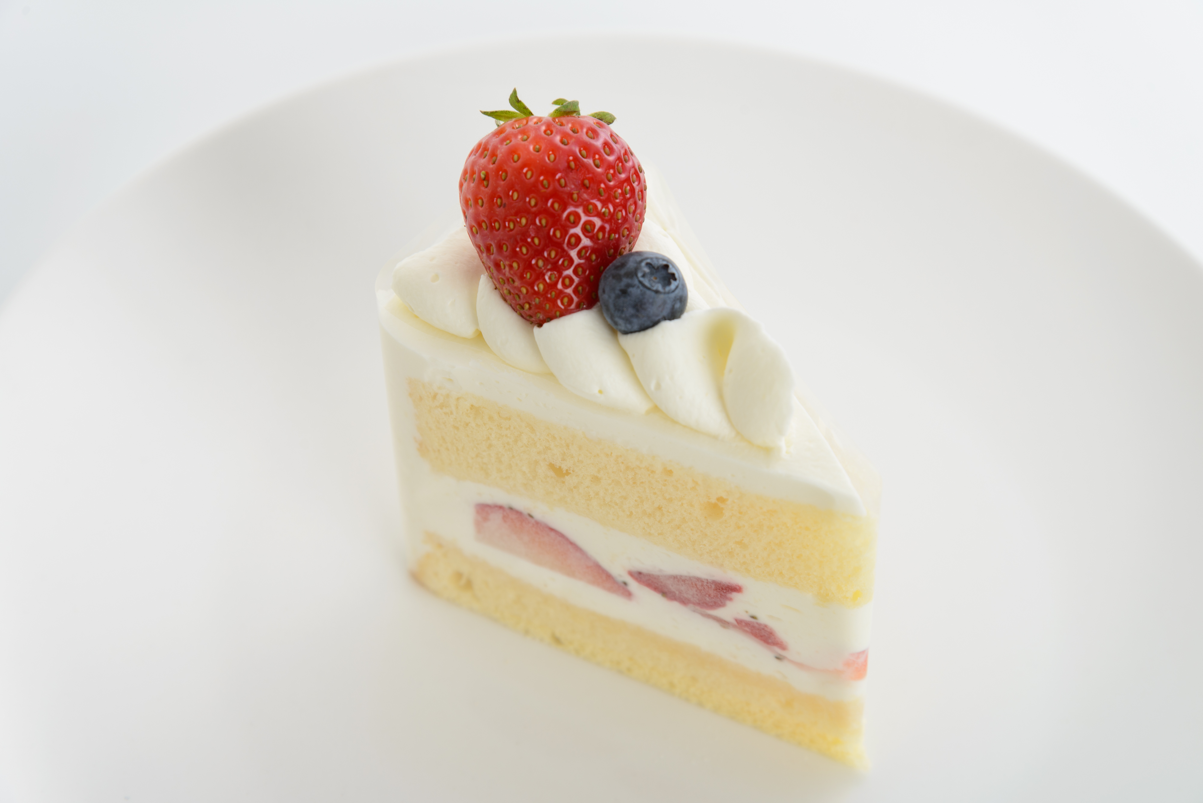 ＊ショートケーキ＊
口どけの良いスポンジとコクのある生クリーム。
人気№１のショートケーキ。